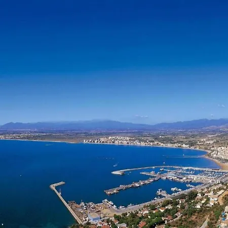 In Near Platja Dels Palangrers 아파트 *